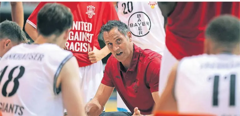  ?? FOTO: UWE MISERIUS ?? Hansi Gnad, Trainer der Bayer Giants in Leverkusen, stellt seine Basketball­er auf das Spiel ein.