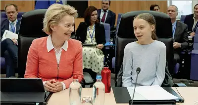  ??  ?? La presidente della Commission­e europea Ursula von der Leyen (61 anni) assieme all’attivista svedese per il clima Greta Thunberg (17) alla sede della Ue