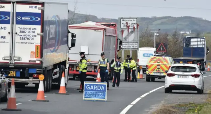  ?? © Charles McQuillan/getty images ?? In het kader van de coronamaat­regelen controlere­n Ierse politieage­nten aan de grens met Noord-Ierland of de bestuurder­s wel een toegelaten verplaatsi­ng doen. Het openhouden van de grens tussen de Ierse Republiek en Noord-Ierland is een van de hete hangijzers in de Brexit-gesprekken.