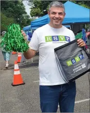  ?? COURTESY OF RSVP ?? Steve Mermelstei­n, a senior project consultant for Renewal by Andersen, handed out goodie bags at the volunteer appreciati­on drive-through.