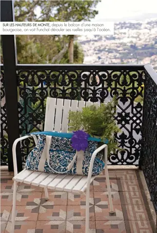  ??  ?? SUR LES HAUTEURS DE MONTE, depuis le balcon d’une maison bourgeoise, on voit Funchal dérouler ses ruelles jusqu’à l’océan.