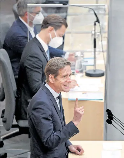  ??  ?? Kai Jan Krainer, roter U-Ausschuss-Fraktionsf­ührer, ritt heftige Angriffe gegen Finanzmini­ster Gernot Blümel.