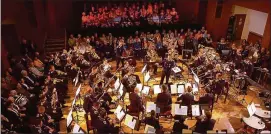  ?? FOTO: INGO GLASE ?? Mittendrin statt nur dabei – so lautet das neue Klangkonze­pt des Luftwaffen­musikkorps Erfurt. Das Orchester sitzt in der Mitte des Saals, inmitten des Publikums.