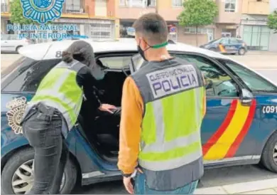  ?? D. G. P. ?? Dos policías nacionales trasladan en un vehículo al primero de los detenidos.