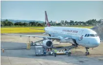  ?? LEAN S. DAVAL, JR. ?? CATHAY DRAGON’s maiden direct flight from Hong Kong lands at the Davao Internatio­nal Airport on Oct. 28.