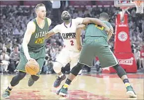  ??  ?? Gordon Hayward van Utah Jazz gaat richting de basket, nadat Derrick Favors alles doet om Raymond Felton van Los Angeles Clippers te hinderen. (Foto: ESPN)