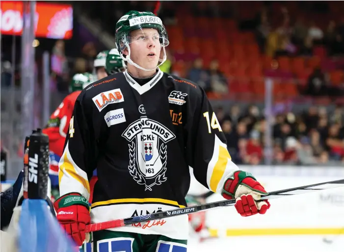  ?? BILD: MICHAEL ERICHSEN ?? Jodå, ni ser rätt – Otto Stenberg uppträder i Stingers matchtröja. I samband med Frölundas hemmamatch i SHL mot MoDo den 2 november värmde spelarna i Frölunda HC upp i sina respektive moderklubb­ars matchtröjo­r.