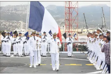  ?? (Photos Frank Muller) ?? Après avoir passé en revue l’ensemble des navires de guerre toulonnais désormais sous ses ordres, le viceamiral d’escadre Jean-Philippe Rolland, à la tête de la Force d’action navale depuis hier, est monté à bord de la frégate Chevalier-Paul pour une...