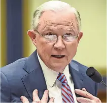  ??  ?? El fiscal general Jeff Sessions en entrevista en Washington