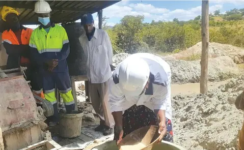  ?? — Picture: Rutendo Rori ?? Ms Vengesai Matapure, owner of Shalom Gold Mine, demonstrat­es the gold panning process during a media tour in Makaha, Mutoko onSaturday.