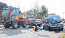  ?? FOTO: LENA MÜSSIGMANN ?? Ein Autofahrer übersieht das am Straßenran­d abgestellt­e Bauhoffahr­zeug und rammt es.