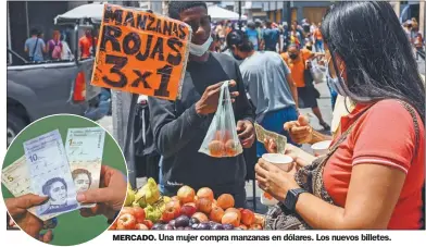  ?? AFP ?? MERCADO. Una mujer compra manzanas en dólares. Los nuevos billetes.