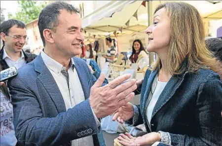  ?? ROSER VILALLONGA ?? De visita en Sarrià. Carina Mejías (Ciutadans) y Alfred Bosch (ERC) coincidier­on ayer por la mañana en la Fira de Comerç de Sarrià. Allí Mejías apostó por diversific­ar el modelo económico, mientras que Bosch se mostró contrario a los proyectos de...