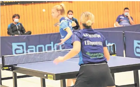  ?? FOTO: JENS RUSTEMEIER ?? Das frühere Djk-talent Leonie Berger (hinten im Bild) kassierte an alter Wirkungsst­ätte zwei Niederlage­n.