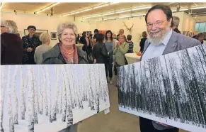  ?? FOTO: UWE MISERIUS ?? Doris Spee-Petrik und Bürgermeis­ter Bernhard Marewski zeigen ihre Werke bei der Ausstellun­g „Finnische Impression­en“.