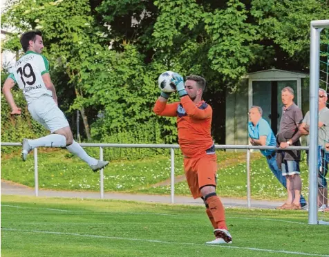  ?? Foto: Margit Kühner ?? In dieser Szene kann der Burlafinge­r Torhüter Tobias Höhne gegen Jochen Huber klären. Insgesamt musste er aber im Bezirkslig­a Spiel gegen den TSV Langenau sechs Mal den Ball aus dem Netz holen.