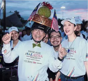  ??  ?? Spiky charm: Lee posing for a photo with CIMB Foundation CEO Datuk Hamidah Naziadin (right).