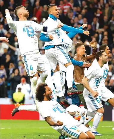 ?? KAI PFAFFENBAC­H/REUTERS ?? FINAL KE-16: Sergio Ramos, Marcelo, dan pemain Real lainnya merayakan kesuksesan lolos ke final di Santiago Bernabeu kemarin.