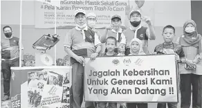  ?? — Gambar Bernama ?? CERIA: Ismail pada majlis Kempen Jangan Gunalah Plastik Sekali Guna dan Pelancaran Program Trash To Cash Peringkat Daerah Maran 2020 di Maran semalam. Turut hadir Abdul Rahim dan Ismail.