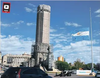  ?? REUTERS ?? Argentina. Una bandera ondea a media asta para conmemorar a los cinco argentinos fallecidos en el ataque.