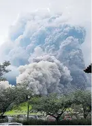  ??  ?? Volcan de Fuego on Sunday and, right, rescue efforts in El Rodeo