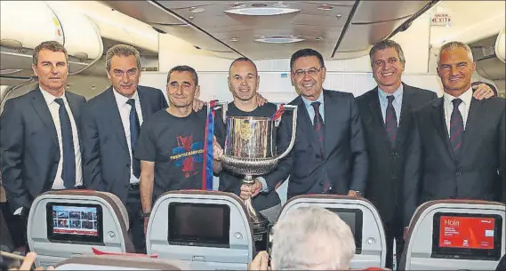  ?? FOTO: FC BARCELONA ?? Robert Fernández, Pep Segura, Ernesto Valverde, Andrés Iniesta, Josep Maria Bartomeu, Jordi Mestre y Javier Bordas, con la Copa del Rey en el avión de vuelta a Barcelona