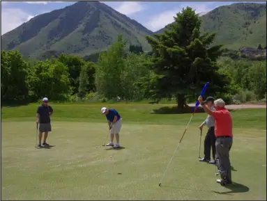  ?? RICHARD HARRIS ?? Participan­ts putting in the 2014 Rotary Golf Tournament.