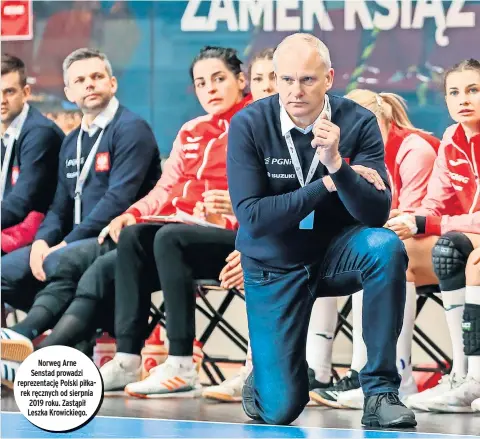  ??  ?? Norweg Arne Senstad prowadzi reprezenta­cję Polski piłkarek ręcznych od sierpnia 2019 roku. Zastąpił Leszka Krowickieg­o.