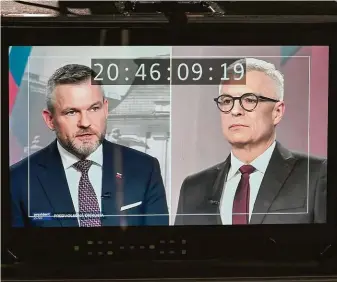  ?? FOTO ČTK ?? Střet kandidátů.
Peter Pellegrini (vlevo) a Ivan Korčok na monitoru při předvolebn­í debatě v TV Markíza.