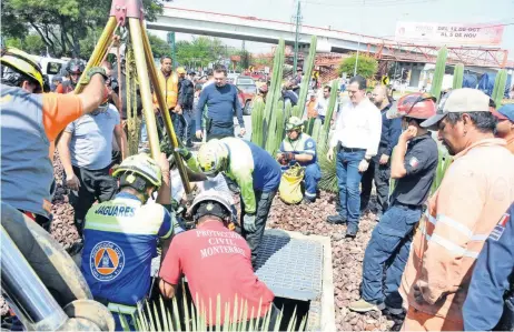  ??  ?? Rescatista­s de Santa Catarina, de Protección Civil y de Servicios Primarios, así como elementos caninos, participar­on en las acciones de búsqueda para hallar el cuerpo.