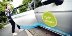  ?? Foto: Hosemann/SWA ?? Per App können die Augsburger das „swaxi“bestellen. Es handelt sich um ein Sammeltaxi – das in Corona-Zeiten aber nur Einzelne mitnimmt.