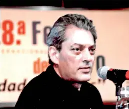  ?? ?? Paul Auster fue invitado a la Feria Internacio­nal del Libro de Buenos Aires en 2002. Filasrécor­d para escucharlo.