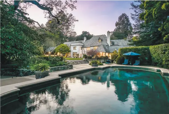  ?? DENNIs MAyEr ?? Twilight shot from the heated pool’s terrace at 101 Robin Road in Hillsborou­gh. Once home to legendary crooner Bing Crosby, the estate is listed by OMARSHALL, INC. Real Estate.