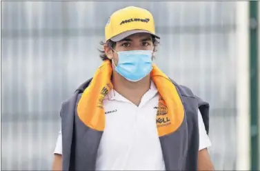  ??  ?? Carlos Sainz, con mascarilla, ayer en el circuito de Silverston­e durante el primer día de gran premio.