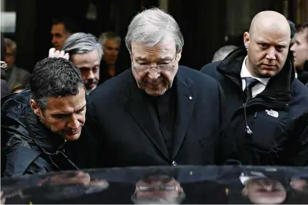  ?? Alessandro Bianchi - 3.mar.2016/Reuters ?? Cardeal George Pell, 76, na saída de um hotel de Roma em março de 2016, após encontro com vítimas de abusos sexuais