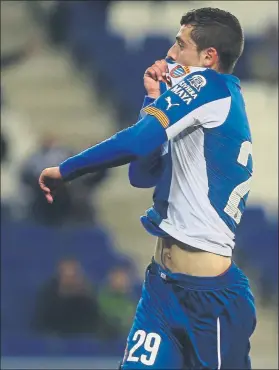  ?? FOTO: PEP MORATA ?? Jairo, besando el escudo del Espanyol tras marcar en 2014 ante el Alavés en Copa