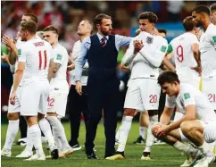  ??  ?? Trainer Gareth Southgate (M.) tröstet seine enttäuscht­en Spieler.