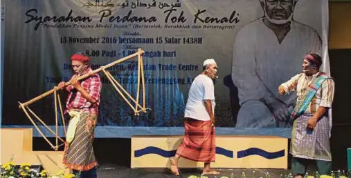  ?? [FOTO FARIS ZAINULDIN/BH] ?? Pementasan teater Tok Kenali memaparkan kisah ulama dan wali masyhur di Dewan Konvensyen, Kelantan Trade Centre.