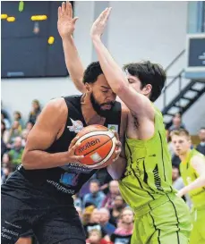  ?? FOTO: IMAGO/PATRICK SCHEIBER ?? Die Steeples (rechts Tanner Leissner, im Hintergrun­d Tim Hasbargen) stoppten die White Wings Hanau (links Kalidou Diouf), die eine Woche zuvor noch in Trier aufgetrump­ft hatten.