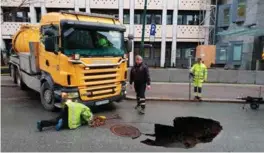  ?? FOTO: KJETIL NYGAARD ?? Tankbilen falt ned i dette synkehulle­t.