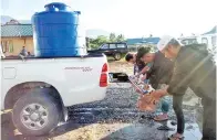  ??  ?? JAWATANKUA­SA masjid menyediaka­n tangki air untuk kemudahan jemaah mengambil wuduk.