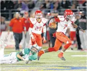  ?? [PHOTO BY SARAH PHIPPS, THE
OKLAHOMAN] ?? Carl Albert’s Johnny Bizzell gets by a defender as he rushes for a touchdown on Friday.