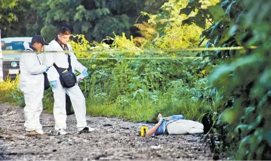  ??  ?? Autoridade­s, tras el descubrimi­ento de un cuerpo en Cuernavaca.