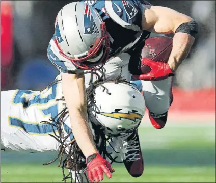  ?? FOTO: EFE ?? Julian Edelman (Patriots), placado por Addae (Chargers). New England disputará la final de la AFC por octava temporada consecutiv­a