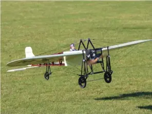  ??  ?? L’atterrissa­ge se gère facilement à condition de conserver un bon niveau de gaz, sinon l’avion se freine trop et les commandes deviennent presque inopérante­s.