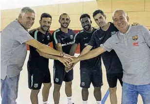  ?? // FCB ?? Plaza y Lahoz han recibido a los cuatro nuevos fichajes del Barcelona Lassa en la primera jornada de la pretempora­da del equipo