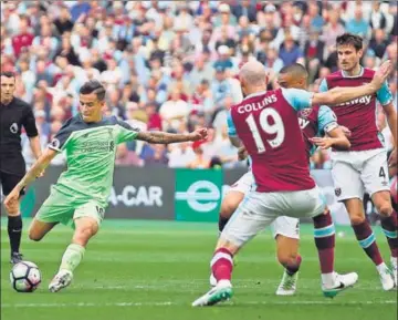  ?? AFP PHOTO ?? Philippe Coutinho (left) scored twice to keep Liverpool’s Champions League hopes alive.