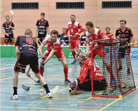  ?? Foto: Thorsten Jordan ?? Im Abschluss waren die Red Hocks Kaufering (rote Trikots) einfach zu harmlos. Wernigerod­e nutzte dagegen seine Chancen eiskalt aus und gewann das erste Play off Spiel mit 5:1. Am kommenden Wochenende geht die Serie weiter.