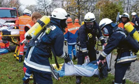  ?? Fotos: Berthold Veh ?? Ziemlich realistisc­h wirkte die Großübung am Dillinger Kreiskrank­enhaus St. Elisabeth. Die Einsatzkrä­fte übten die Rettung zahlreiche­r Verletzter.