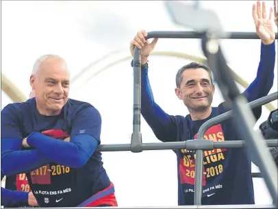  ?? FOTO: MANEL MONTILLA ?? Ernesto Valverde, con Jon Aspiazu a su derecha, celebró el octavo doblete de la historia del Barça en la rúa del lunes